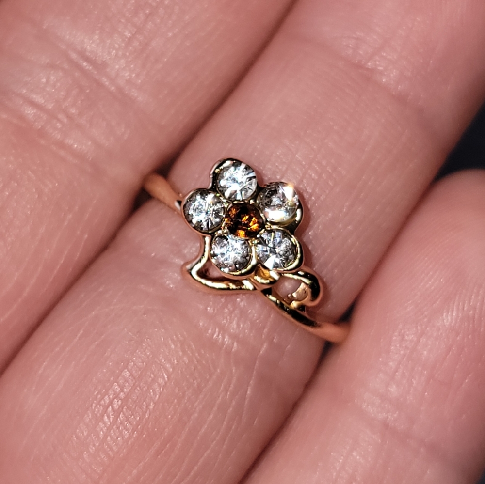 Flower Ring Gold Tone Rhinestone Gem